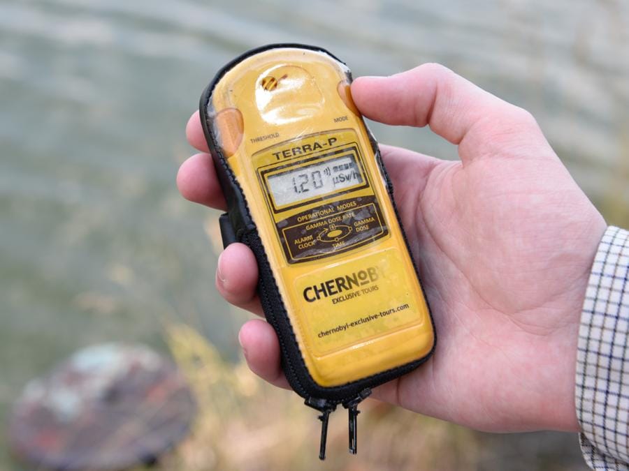 Un turista misura il livello di radiazioni in un fiume vicino alla città di Pripyat  (vicino a Chernobyl) che al tempo del disastro era abitata da 50 mila persone (Stringer / Sputnik)