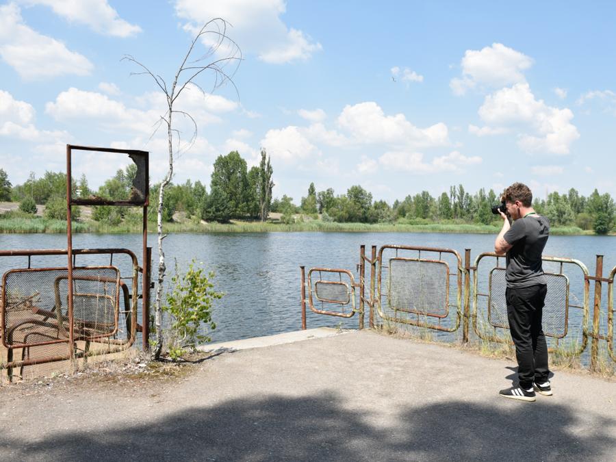 Foto ricordo dalla città in stato di abbandono di Pripyat (Stringer / Sputnik)