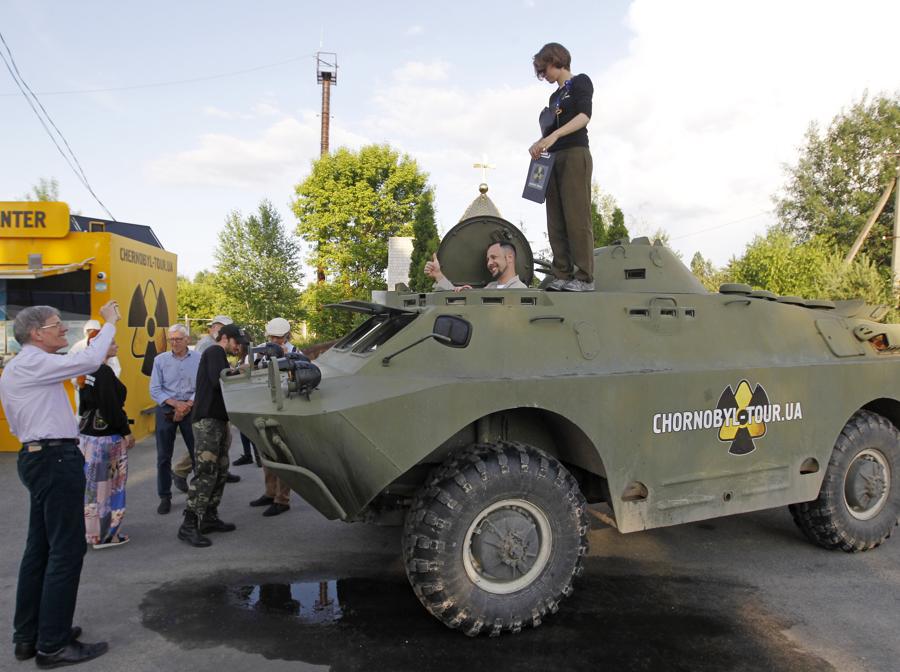 Foto ricordo su un autoblindo al checkpoint a Dityatki(Photo by STR/NurPhoto)