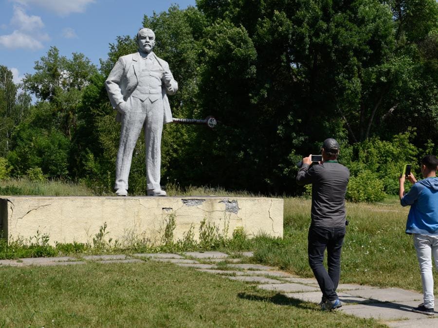 Foto ricordo della statua di  Vladimir Lenin a Pripyat (Stringer / Sputnik)