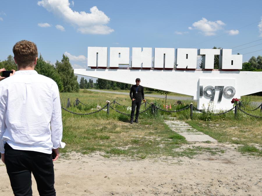 Foto ricordo davanti a un monumento a Pripyat (Stringer / Sputnik)