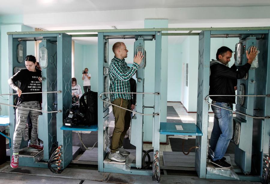 Alcuni turisti si sottopongono a uno scanner che misura la radioattività a Chernobyl (Photo by STR/NurPhoto)(Photo by STR/NurPhoto)