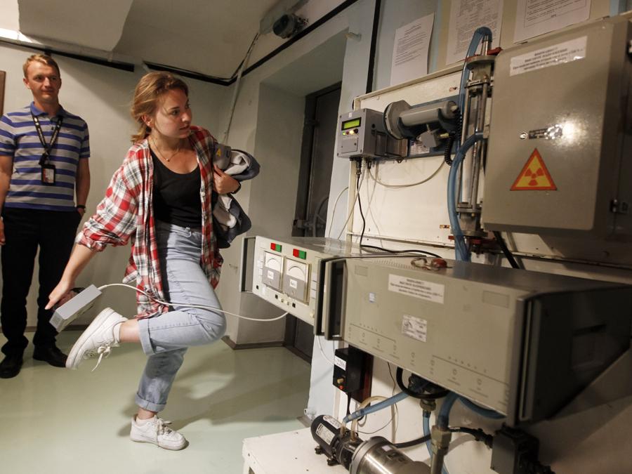 Una turista misura la quantità di radiazioni delle sue scarpe in un bunker a Chernobyl (Photo by STR/NurPhoto)