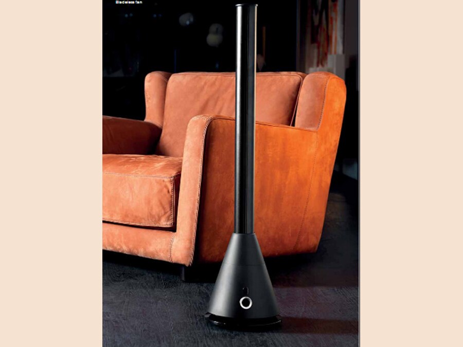ARGO CLIMA, Oniro, ventilatore senza pale a torre, in alluminio nero, con il telecomando trattenuto nel suo vano da un magnete, è oscillante in orizzontale, ha il timer e consuma solo 26 Watt