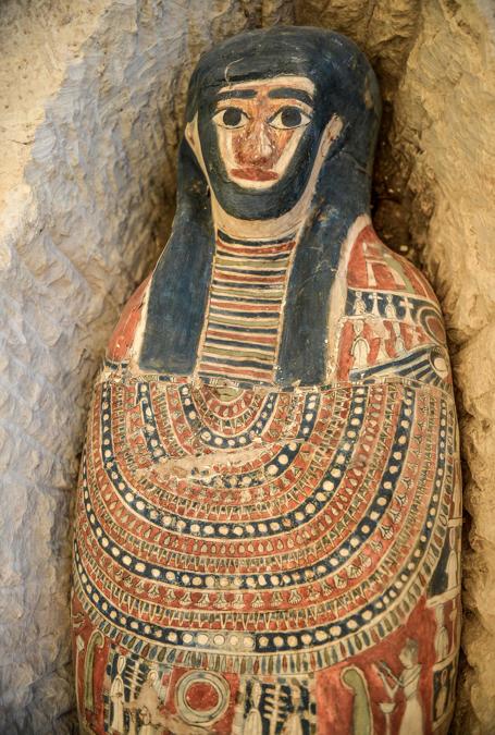 Un sarcofago, parte di una nuova scoperta effettuata a circa 300 metri a sud della piramide del re Amenemhat II nella necropoli di Dahshur, è esposto vicino alla Piramide Bent, a circa 40 km a sud della capitale egiziana Il Cairo. (Photo by Mohamed el-Shahed / AFP)