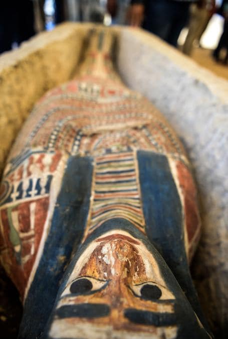 Un sarcofago, parte di una nuova scoperta effettuata a circa 300 metri a sud della piramide del re Amenemhat II nella necropoli di Dahshur, è esposto vicino alla Piramide Bent, a circa 40 km a sud della capitale egiziana Il Cairo . (Photo by Mohamed el-Shahed / AFP)