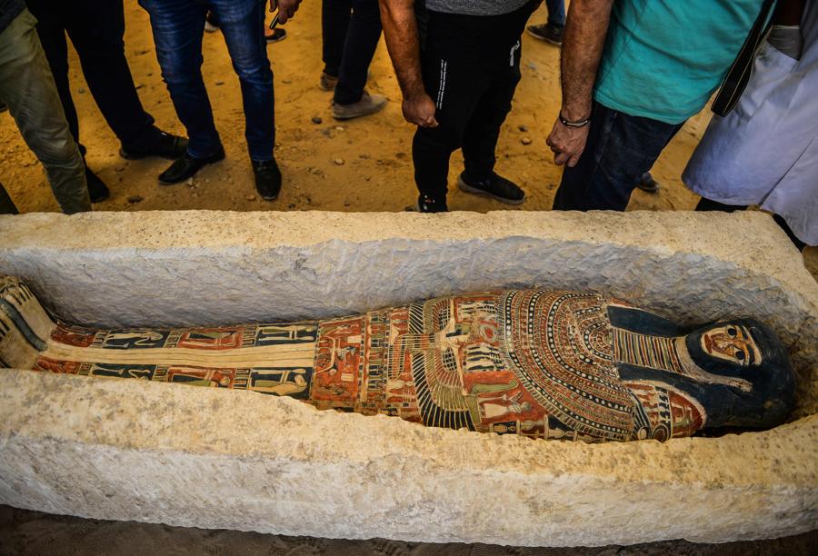 Un sarcofago, parte di una nuova scoperta effettuata a circa 300 metri a sud della piramide del re Amenemhat II nella necropoli di Dahshur, è esposto vicino alla Piramide Bent, a circa 40 km a sud della capitale egiziana Il Cairo . (Photo by Mohamed el-Shahed / AFP)