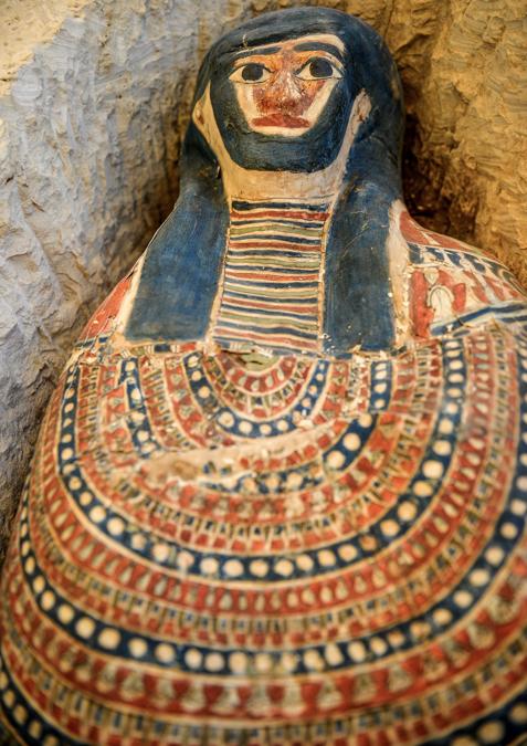 Un sarcofago, parte di una nuova scoperta effettuata a circa 300 metri a sud della piramide del re Amenemhat II nella necropoli di Dahshur, è esposto vicino alla Piramide Bent, a circa 40 km a sud della capitale egiziana Il Cairo. (Photo by Mohamed el-Shahed / AFP)