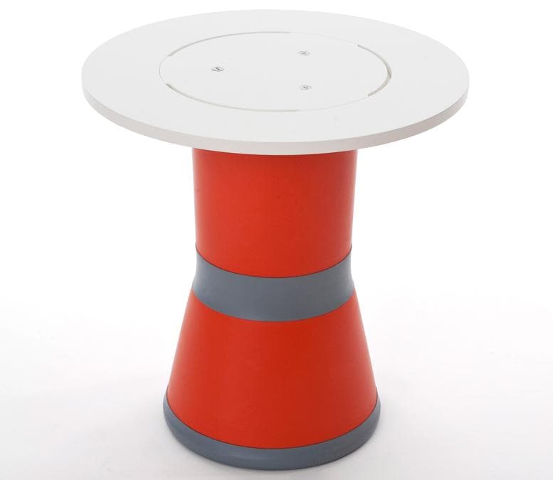 Inflatable Sidetable di Philipp Beisheim. Tavolo con base gonfiabile in Hypalon (un tessuto in neoprene di poliestere particolarmente resistente) e piano in legno. Il progetto ha vinto il SaloneSatellite Award nel 2016.