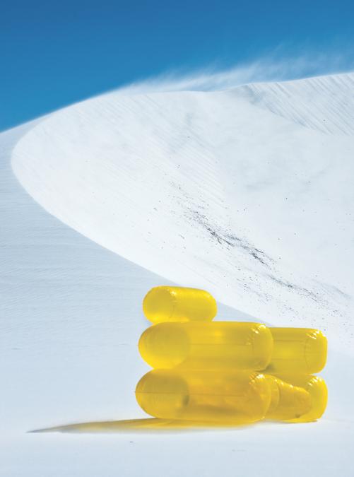 Blow di Jonathan De Pas, Donato D'Urbino, Paolo Lomazzi e Carla Scolari per Zanotta. Poltrona gonfiabile in materiale plastico pvc trasparente calandrato. Saldatura elettronica ottenuta a mezzo di alta frequenza. È un progetto del 1967 oggi fuori produzione.