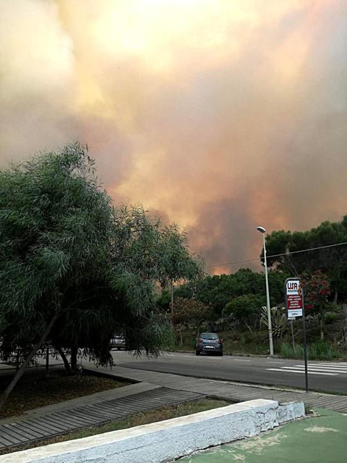 Incendio sul litorale di Tortolì, in Ogliastra. ANSA/Fabrisio Fois