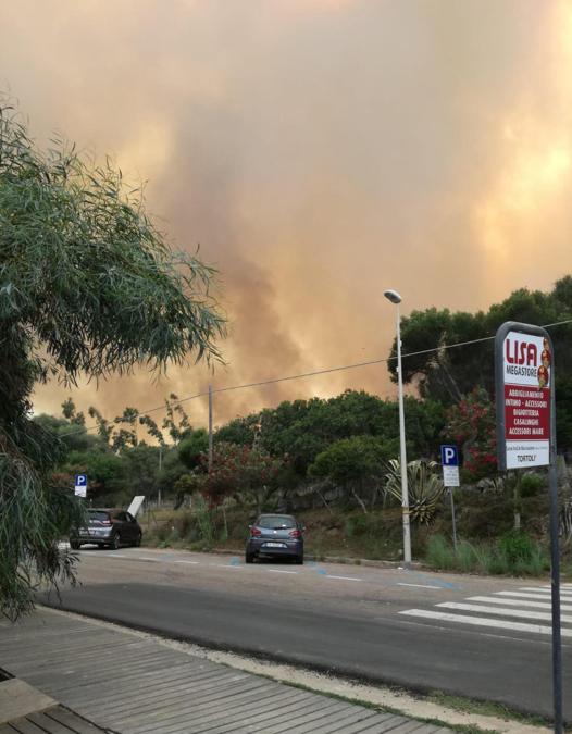 Incendio sul litorale di Tortolì, in Ogliastra. ANSA/Fabrisio Fois