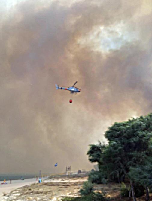 Incendio sul litorale di Tortolì, in Ogliastra. ANSA/Fabrisio Fois