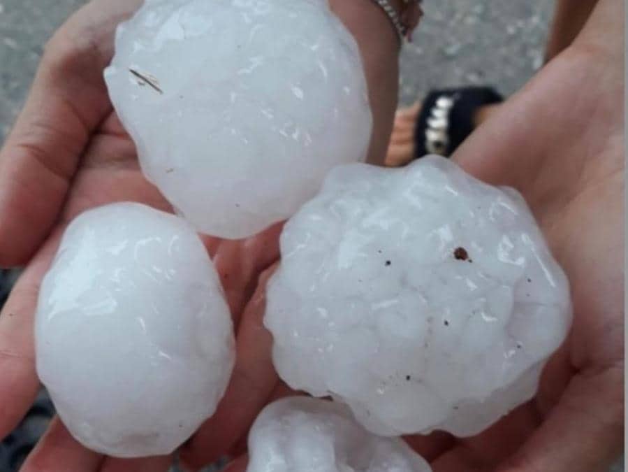 Violenta grandinata a Pescara e su parte della costa abruzzese, con chicchi grandi come arance. Numerose le persone rimaste ferite, che stanno arrivando in pronto soccorso a Pescara. Nel capoluogo adriatico, in particolare, il fenomeno ha provocato danni consistenti: auto danneggiate, parabrezza e vetri infranti, tetti danneggiati. (ANSA/DOLCE)