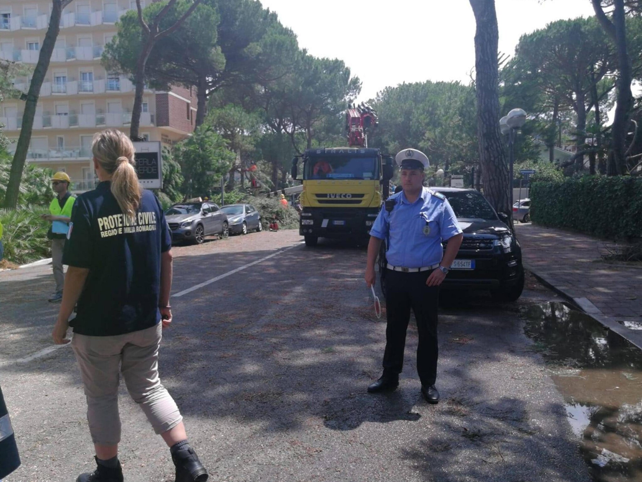 Un'immagine, tratta dal profilo Facebook del Comune di Cervia, che mostra i danni causati dalla tempesta abbattutasi su Milano Marittima. (PROFILO FACEBOOK DEL COMUNE DI CERVIA)