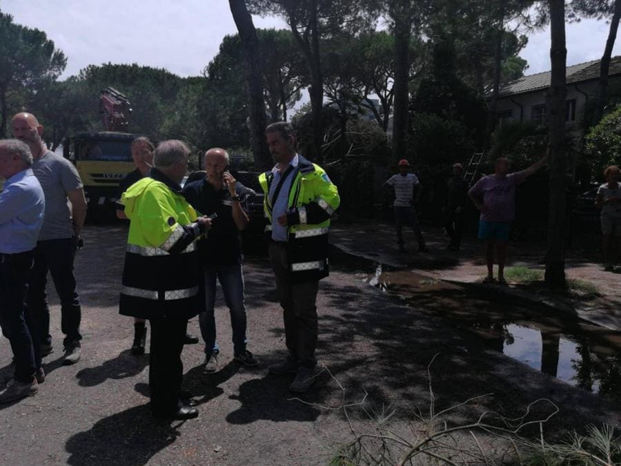 Un'immagine, tratta dal profilo Facebook del Comune di Cervia, che mostra i danni causati dalla tempesta abbattutasi su Milano Marittima. (PROFILO FACEBOOK DEL COMUNE DI CERVIA)