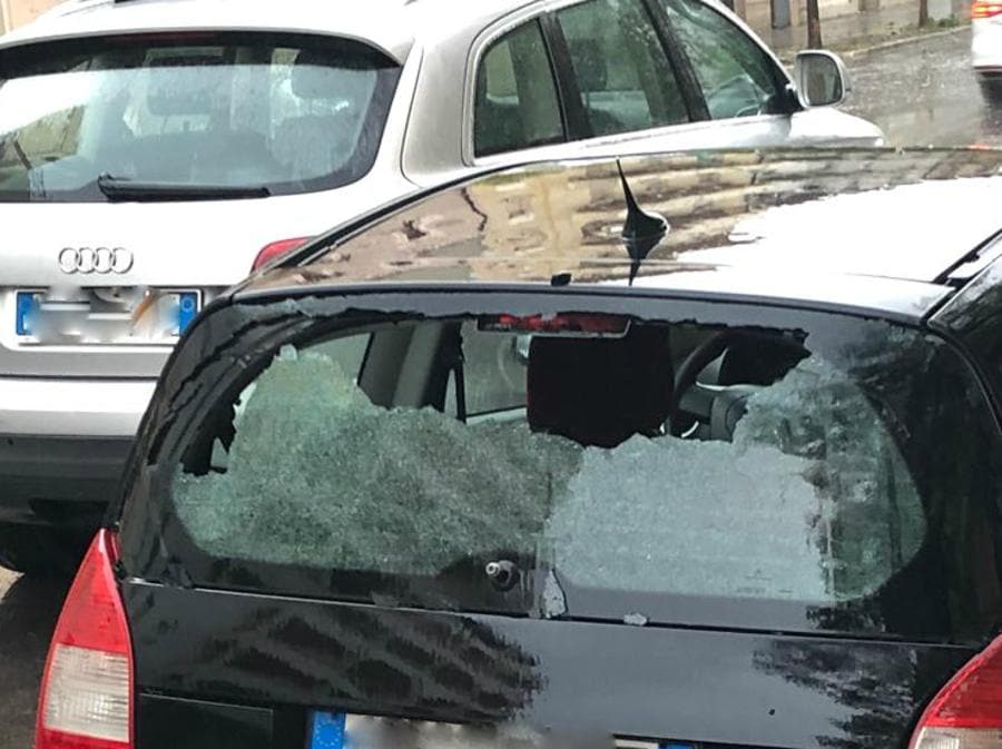 Violenta grandinata a Pescara e su parte della costa abruzzese, con chicchi grandi come arance. Numerose le persone rimaste ferite, che stanno arrivando in pronto soccorso a Pescara. Nel capoluogo adriatico, in particolare, il fenomeno ha provocato danni consistenti: auto danneggiate, parabrezza e vetri infranti, tetti danneggiati. (ANSA/DOLCE)
