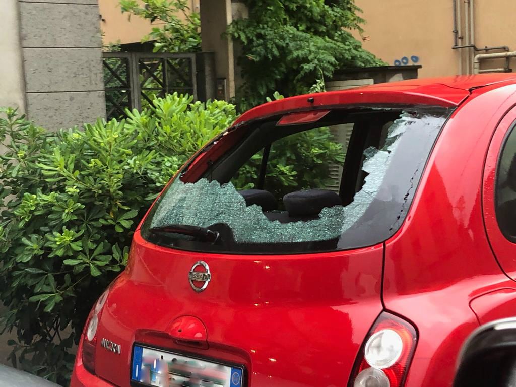 Violenta grandinata a Pescara e su parte della costa abruzzese, con chicchi grandi come arance. Numerose le persone rimaste ferite, che stanno arrivando in pronto soccorso a Pescara. Nel capoluogo adriatico, in particolare, il fenomeno ha provocato danni consistenti: auto danneggiate, parabrezza e vetri infranti, tetti danneggiati. (ANSA/DOLCE)