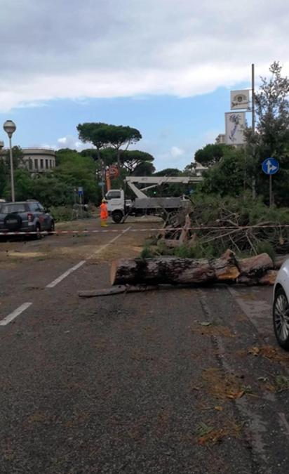 Un'immagine, tratta dal profilo Facebook del Comune di Cervia, che mostra i danni causati dalla tempesta abbattutasi su Milano Marittima. (PROFILO FACEBOOK DEL COMUNE DI CERVIA)