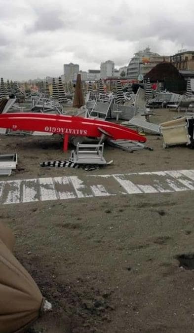 Un'immagine, tratta dal profilo Facebook del Comune di Cervia, che mostra i danni causati dalla tempesta abbattutasi su Milano Marittima. (PROFILO FACEBOOK DEL COMUNE DI CERVIA)