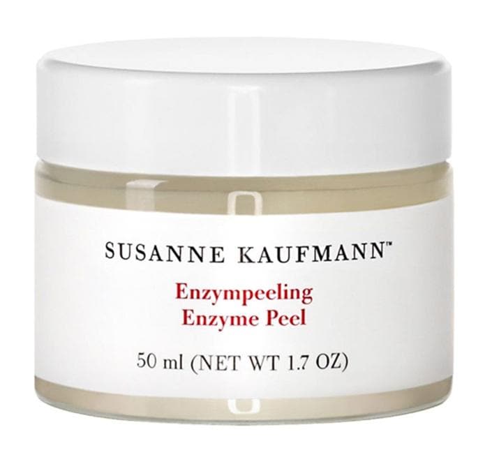 Enzyme Peel di Susanne Kaufmann, particolarmente indicato per pelli sottili e sensibili. I delicati acidi di frutta derivati da kiwi, mela e papaya rimuovono le cellule morte senza aggredire la cute. L'aloe vera rinfresca e calma l'infiammazione