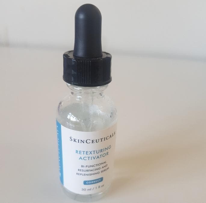 Skinceuticals Retexturing Activator, stimola il turnover cellulare con un'esfoliazione superficiale e una reidratazione intensa. Riduce i segni di invecchiamento e migliora la luminosità