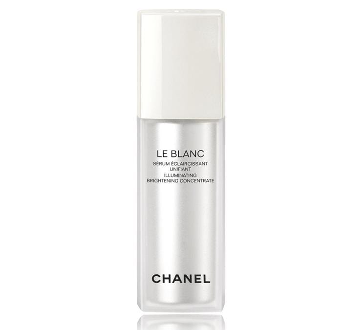 Chanel LE BLANC Sérum eclaircissant Unifiant, permette di ottenere una pelle perfettamente uniforme e un colorito luminoso. Il suo segreto? L'azione illuminante dell'Ascorbil glucoside che regola efficacemente la sintesi della melanina