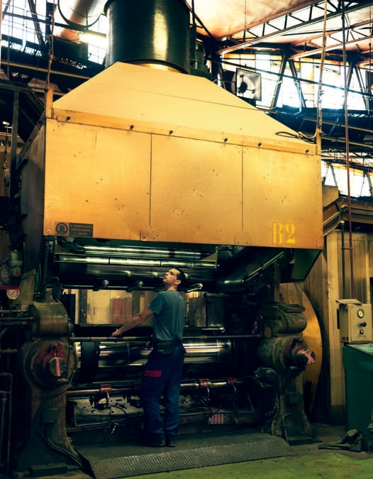 Preparazione delle mescole per la produzione di fasce battistrada, Settimo Veicoli Industriali, 2008, foto Carlo Furgeri Gilbert (Fondazione Pirelli)