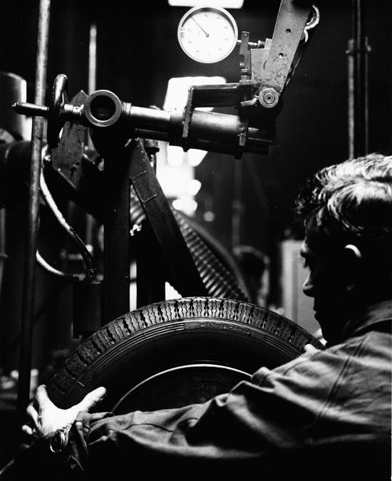Interno stabilimento Settimo Vettura, 1969, foto di Rodolfo Facchini (courtesy of Fondazione Pirelli)