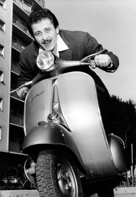 Domenico Modugno in Vespa (/ IPA/Fotogramma) 