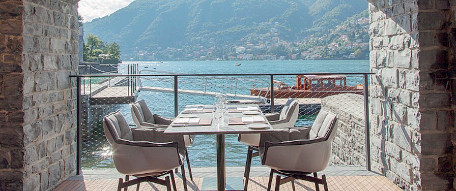 BERTON AL LAGO - TORINO (CO). La versione lacustre del celebre chef ha trovato ospitalità all’interno di Il Sereno, resort cinque stelle sul lago di Como disegnato da Patricia Urquiola. Che ha ricavato il suggestivo ristorante dai locali dell’antica rimessa delle barche. In cucina molte suggestioni frutto della composita esperienza del cuoco friulano, con la dovuta curiosità verso gli ingredienti locali. Uno dei risultati più interessanti è il menu “Contrasti”, gioco di specchi fra ricette di terra e di acqua (dolce e salata) dove il pesce di lago è protagonista. Qui il salmerino, il lavarello e i molluschi rimbalzano tra ravioli, maialino, fave e pollo arrosto.