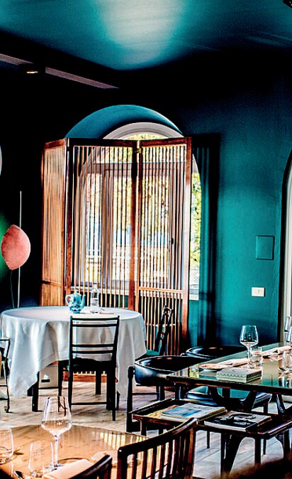 LIDO 84 - GARDONE RIVIERA (BS). È il ristorante del momento. Quello più amato dai foodies. E sta scalando le classifiche internazionali. Merito dei due fratelli Camanini - Riccardo ai fornelli, Giancarlo in sala - che hanno fatto del loro bel locale affacciato sul lago a Gardone una destinazione gourmet capace di sedurre anche i critici più intransigenti. Grande padronanza tecnica, ricerca continua, rispetto non formale anche del più banale ingrediente. Il piatto signature è senz’altro la Cacio e pepe in vescica di maiale: la particolarità sta nel fatto che i rigatoni sono cotti direttamente all’interno della vescica, che viene poi aperta al momento al tavolo.© RIPRODUZ