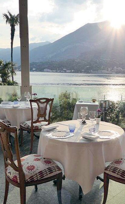 MISTRAL - BELLAGIO (CO). All’interno delle storiche sale del Grand Hotel Serbelloni a Bellagio, il Mistral è il regno di Ettore Bocchia, una stella Michelin, che qui ha portato la sua cucina molecolare e la sua passione per la ricerca di materie prime esclusive e di altissima qualità. Mettendo la scienza al servizio della cucina, Bocchia dal 2002 ha messo a punto tecniche e sperimentato nuovi metodi di cottura. Così è nato - qui prima che altrove - il gelato raffreddato con l’azoto liquido, e poi il rombo “assoluto” cotto in una miscela di zuccheri fusi, le meringhe senza zucchero e lo zabaione all’inulina, fibra estratta dalla radice di cicoria.