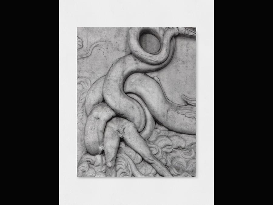 Elisa Sighicelli, ’Untitled (9070)’ 2018, 100x80x4 cm. Fotografia stampata su marmo. Su concessione del Ministero per i Beni e le Attività Culturali - Museo Archeologico Nazionale di Napoli (foto di Sebastiano Pellion di Persano)