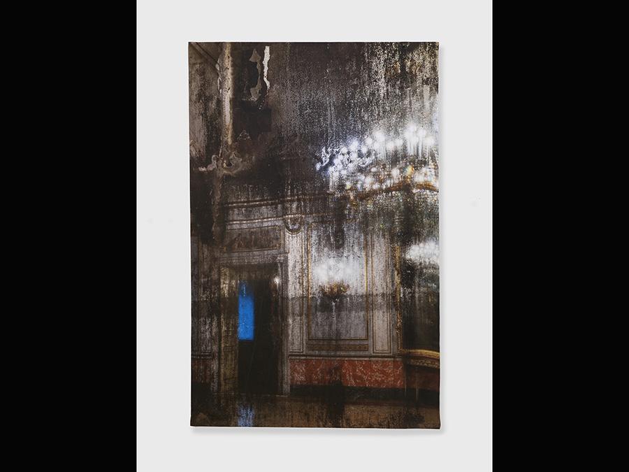 Elisa Sighicelli, ’Untitled (9161)’ 2018, 214x143 cm. Fotografia stampata su raso (foto di Sebastiano Pellion di Persano)