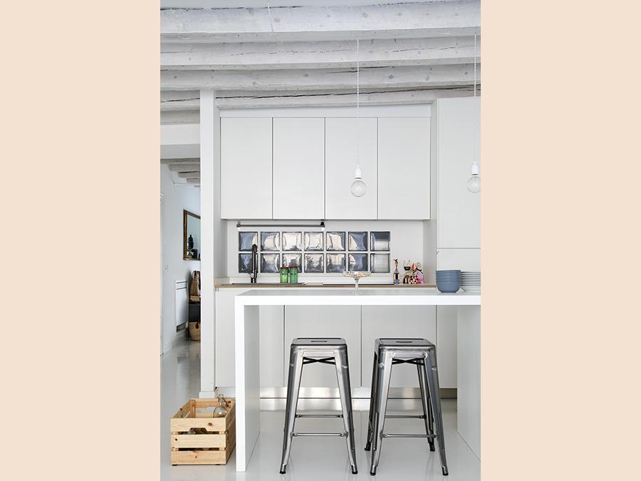Casa privata, progetto Clara Bona, Studio 98. Soggiorno e cucina qui si trovano nello stesso ambiente. A separarli un mini bancone (Giulio Oriani)