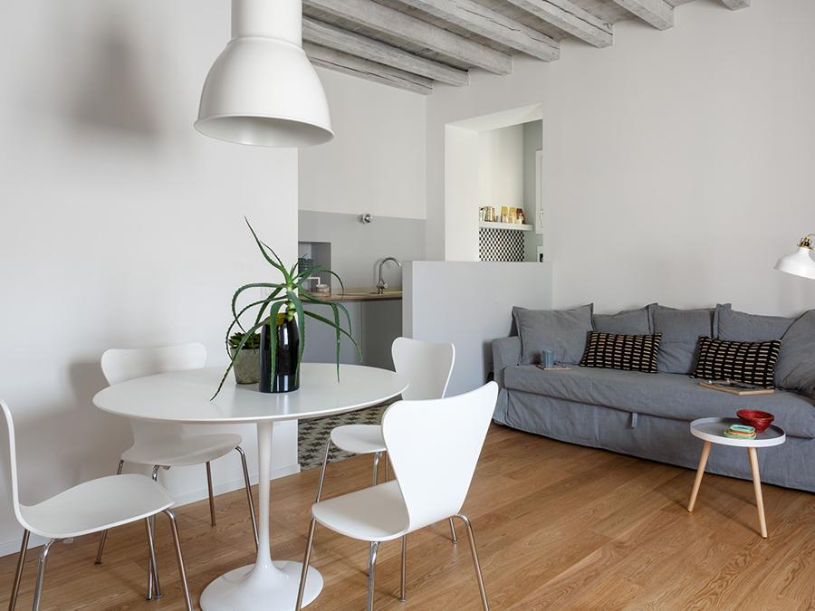 Casa privata, progetto Clara Bona, Studio 98. Un muretto basso separa la zona cucina da soggiorno e zona pranzo, una soluzione leggera per dividere lo spazio (Giulio Oriani)