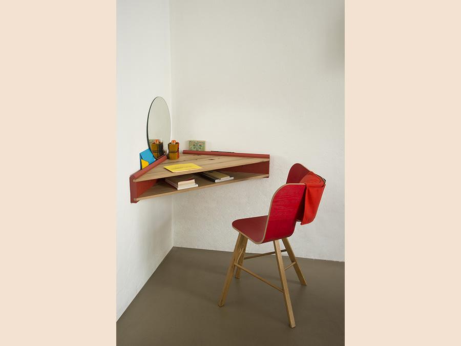 Colè Italian Label, Briccola-ge, design Miki Astori. Scrittoio/Mensola a muro angolare con staffe in pasta di legno colorata in massa; i due ripiani sono in legno massello di rovere con inserti in “briccola” della laguna veneziana (H.25; P.47 L.100)
