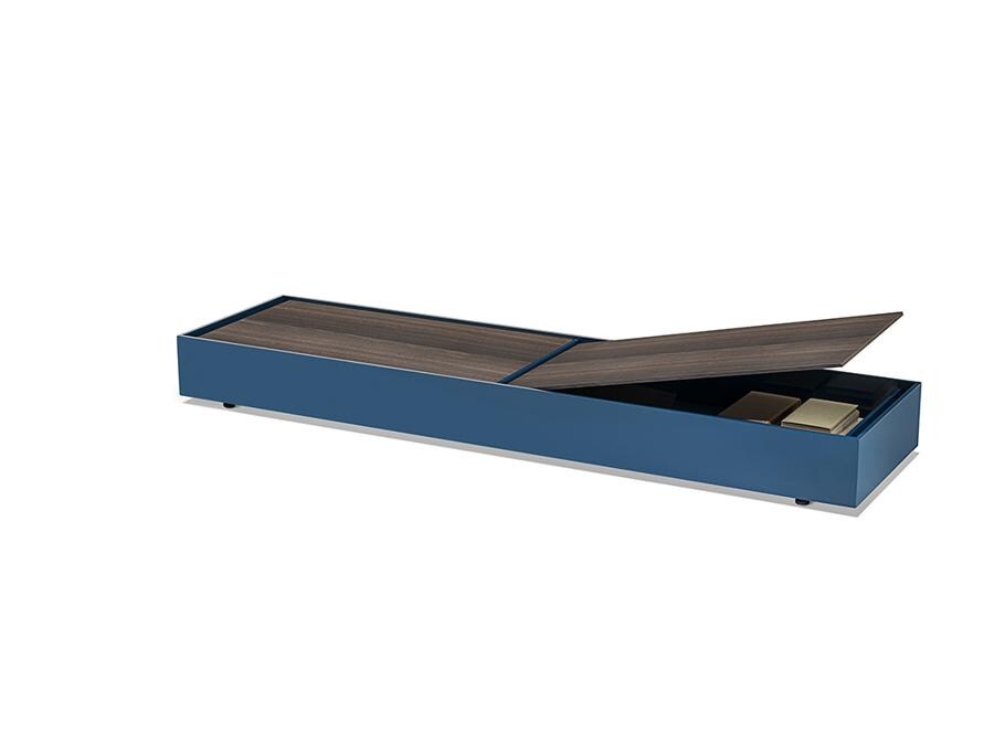 Living Divani, Flap, design Studio Klass. Tavolini contenitori disponibili nelle forme rotonda, rettangolare, quadrata e allungata, si identificano per la fascia laccata che accoglie il piano-coperchio in essenza che si apre grazie ad un pistone