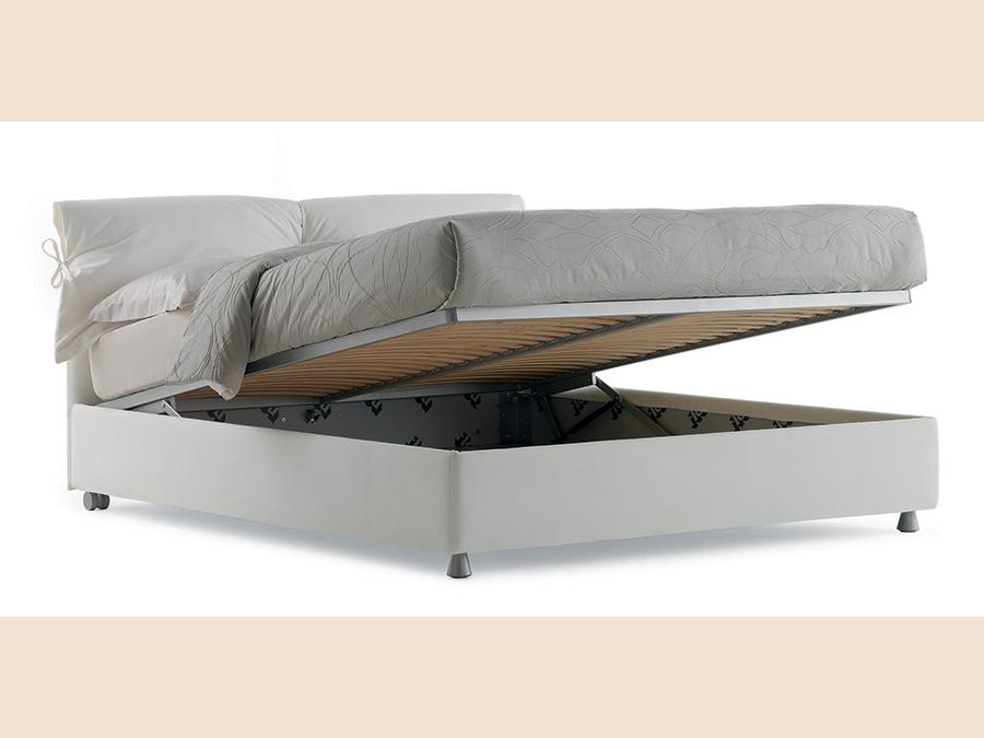 Flou, Nahalie, design Vico Magistretti. Testata e base sono rivestibili in tessuto, pelle o ecopelle completamente sfoderabili grazie alle pratiche chiusure in velcro. La testata è disponibile anche in versione reclinabile, per offrire un confortevole appoggio anche quando il corpo non è in posizione distesa. I copricuscini presenti sulla testata permettono di riporre i guanciali al riparo dalla polvere. Disponibile con base rigida, base Leonardo, base contenitore (nella foto), base fissa h 25 cm o h 16 cm e con base con rete a movimento elettrico