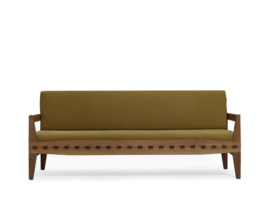 Plinio il Giovane, Duetto, design Mario Prandina. Quattro elementi: due strutture di legno e due specifici materassi che, secondo la loro disposizione, diventano un divano, due letti singoli o un letto matrimoniale. Le doghe, inserite manualmente, una per una, con il sistema della coda di rondine e fissate con spine di legno, conferiscono resistenza e leggerezza al prodotto e consentono di spostarlo da una stanza all'altra o trasformare il divano in letto e viceversa con grande agilità