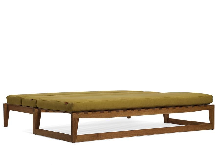 Plinio il Giovane, Duetto, design Mario Prandina. Quattro elementi: due strutture di legno e due specifici materassi che, secondo la loro disposizione, diventano un divano, due letti singoli o un letto matrimoniale (nella foto). Le doghe, inserite manualmente, una per una, con il sistema della coda di rondine e fissate con spine di legno, conferiscono resistenza e leggerezza al prodotto e consentono di spostarlo da una stanza all'altra o trasformare il divano in letto e viceversa con grande agilità