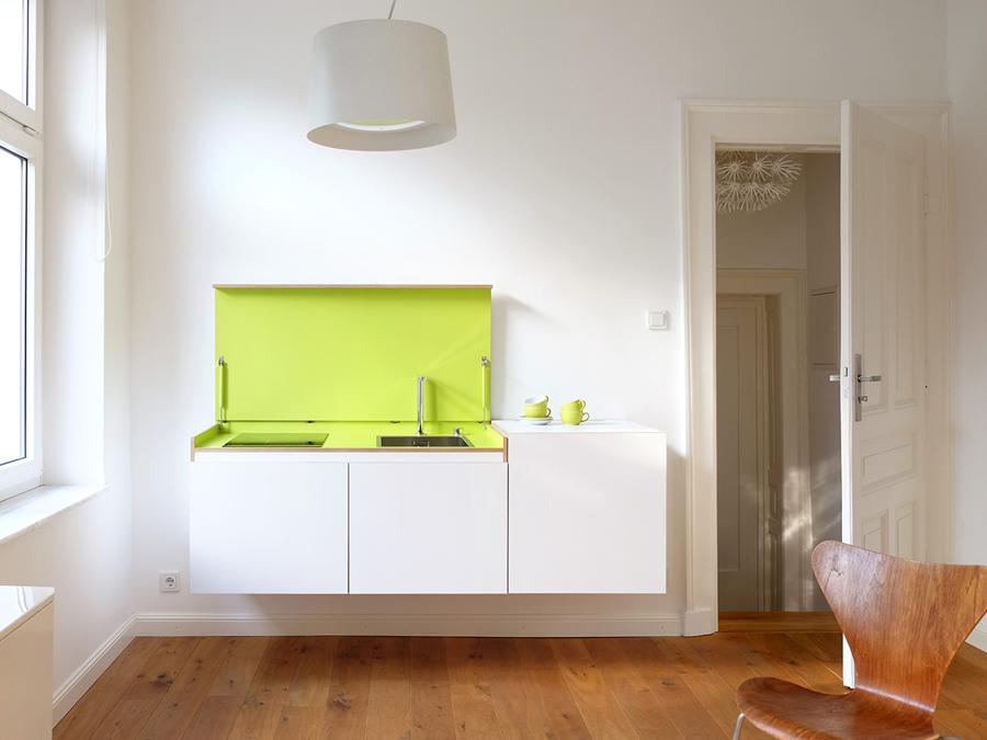 Miniki, Slimline. Cucina a scomparsa sospesa. Una volta chiusa si trasforma in un sideboard. Basata su tre diversi moduli base può essere configurata individualmente e adattata a ogni esigenza. Ogni modulo è largo 60 cm e può essere collegato direttamente alla parete come credenza sopraelevata o posizionato su un aleggerissima base. Disponibile in bianco o color antracite opaco