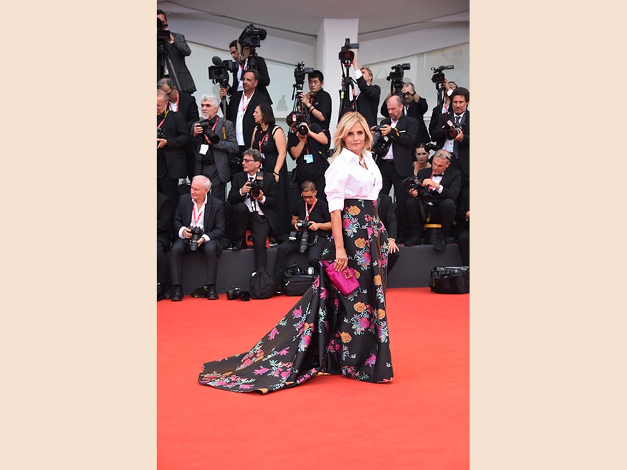 Isabella Ferrari in Etro con clutch Roger Vivier