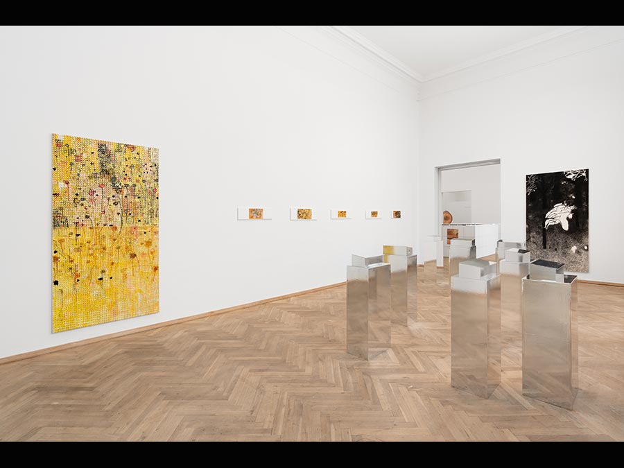 Le opere di Morten Knudsen allo stand di Andersen's a Chart 2019. Classe 1985, l'artista danese Morten Knudsen ama lavorare sulle piccole dimensioni in dipinti che rappresentano la natura in cui è cresciuto e le memorie legate all'infanzia. A questa produzione contrappone opere a carboncino e sculture che rappresentano la vita in città come una trappola per topi. I prezzi in fiera andavano da 4.000 a 12.000 euro. (Fotografia di David Stjernholm, Courtesy Andersen's)