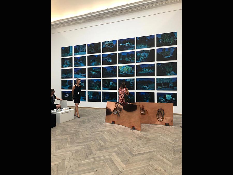 Lo stand di Nicolai Wallner a Chart 2019. Nicolai Wallner ha mostrato le sculture di Marie Lund, astratte ma realizzate con parti del corpo, accanto alla raccolta di fotografie di Christiania di Joachim Koster del 1996, mostrate per la prima volta tutte insieme (alcune sono vendibili anche singolarmente, ma l'opera rappresenta un unico blocco, prezzo non rivelato), realizzate di giorno con l'aggiunta del filtro blu, una tecnica presa in prestito dal cinema. Mostrano la realtà della comune con i suoi ideali di una società utopica che stanno alla base della sua fondazione negli anni 60, al di là delle vicende di droghe e spaccio per cui è nota al largo pubblico.