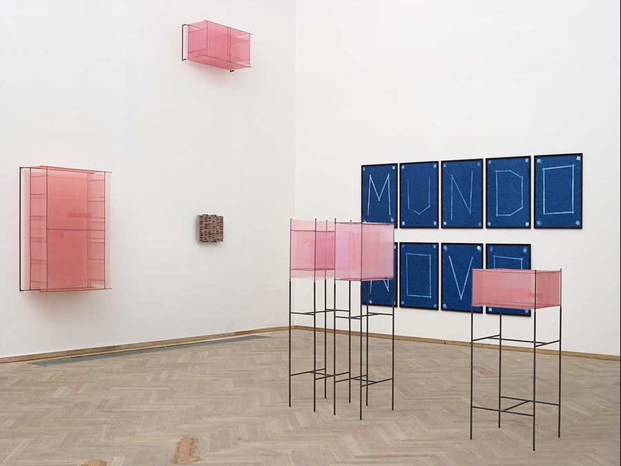 Lo stand della galleria Nils Staerk a Chart 2019. Nils Staerk ha presentato a Chart 2019 un dialogo tra la giovane Tove Storch (prezzi tra 8.000 e 12.000 euro), che nelle sue sculture in seta gioca con la luce, la leggerezza e la geometria, e Runo Lagomarsino (una delle due opere esposte a parete quotava circa 35.000 dollari), artista sudamericano che testimonia il forte contatto che la galleria da molto tempo intrattiene con l'America del Sud e i suoi artisti. (Fotografia di Malle Madsen, Courtesy Nils Staerk)