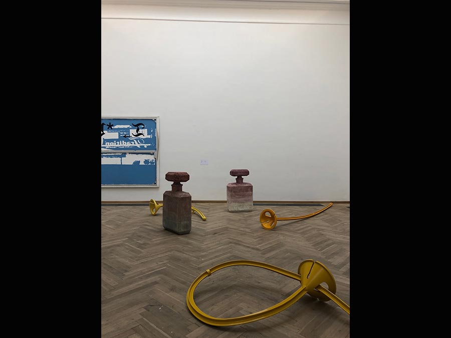 Lo stand di Susanne Ottesen a Chart 2019. La galleria Susanne Ottesen ha presentato sculture della giovane Nanna Abell tra cui delle grandi bottiglie di profumo in cemento e olio di muschio e dei giganteschi portapalloncini in bronzo. Concentrandosi sugli oggetti che ci circondano l'artista mira a far soffermare la nostra attenzione su questi oggetti e a criticare in modo sottile il capitalismo moderno. Attraverso i suoi lavori e l'uso dei materiali, crea dei nuovi collegamenti e dei nuovi significati (prezzi tra circa 9.500 e 18.000 euro).