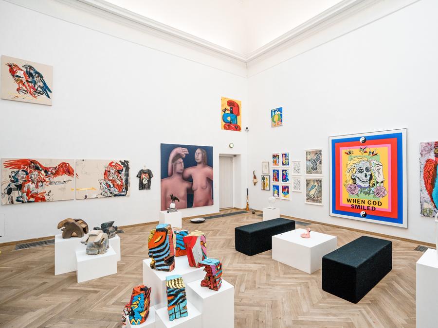 Lo stand di V1 Gallery a Chart 2019. A Chart 2019 V1 Gallery ha raccolto diverse opere sul tema della rappresentazione dell'uccello, un animale che ritorna in tutta la storia dell'arte (prezzi da 650 a 205.000 dollari). Per esempio c'erano lavori di Emma Kohlmann, Rose Eken, Todd James, Huskmitnavn, Wes Lang, e anche un'opera di Asger Jorn che non era in vendita ma è stata prestata dal Museo Asger Jorn. (Fotografia di Joakim Züger, Courtesy Chart)