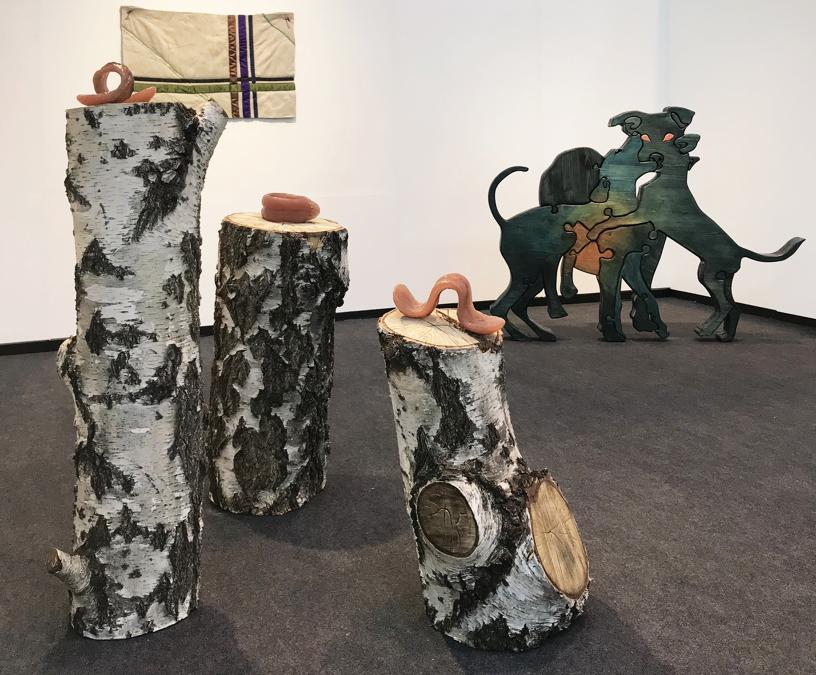 Lo stand di Soy Capitán (Berlino) alla fiera Art Berlin 2019, un solo show dell'artista norvegese di Base a Berlino Camilla Steinum (classe 1986), che dedicata ad esplorare il tema delle relazioni interpersonali, della stabilità e della vulnerabilità (2.000-10.000 euro). La sua produzione è sfaccettata e va da opere a parete realizzate in tessuto a piccole sculture in silicone che raffigurano delle lingue umane a due punte, una visualizzazione dell'articolazione del linguaggio nell'incontro tra due persone e della situazione di vulnerabilità in cui ci si pone nel dialogo con l'altro (Courtesy Soy Capitán).